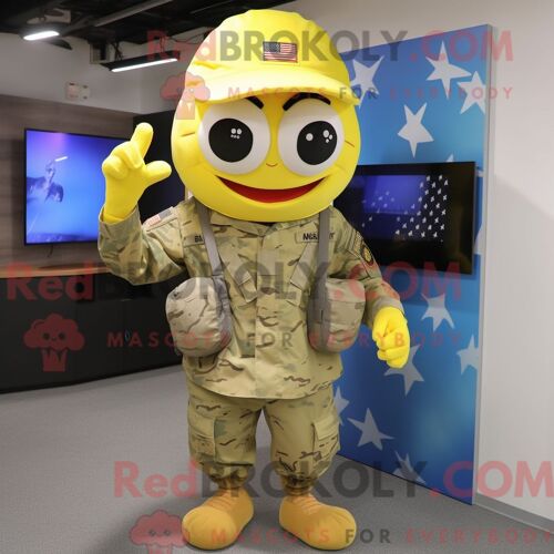 Personnage Mascotte Redbrokoly D Un Aigle Jaune Habillé D Un Blazer Et De Clips Foulard