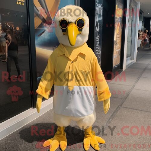 Personnage Mascotte Redbrokoly D Un Croissant Rose Habillé D Un Rash Guard Et De Cummerbunds