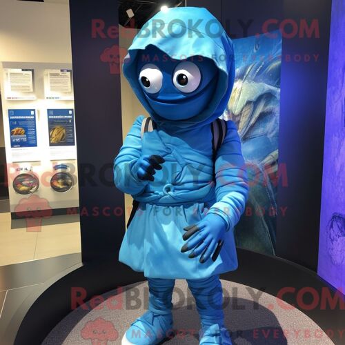 Costume De Mascotte Redbrokoly De Momie Bleue Habillé D Un Imperméable Et De Sacs À Dos