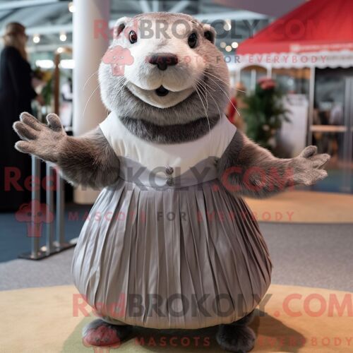 Costume De Mascotte Redbrokoly De Loutre Grise Habillé D Une Jupe Plissée Et D Épingles À Cheveux