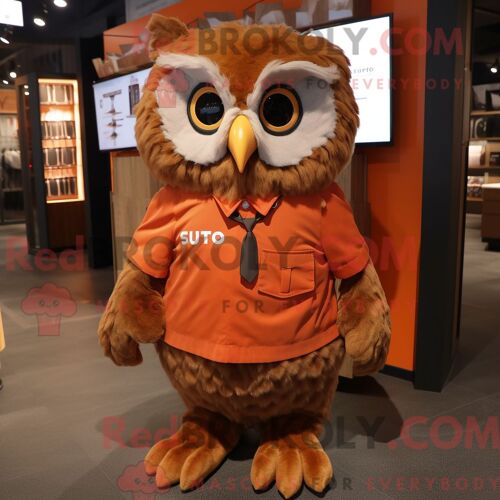 Costume Mascotte Redbrokoly De Chouette Rouille Habillé D Une Jupe Plissée Et De Boutons De Manchette