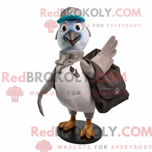 Costume De Mascotte Redbrokoly De Colombe Grise Habillé D Un T-Shirt Graphique Et De Sacs Messager