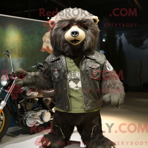 Personnage Mascotte Redbrokoly D Un Béret Jaune Vert Habillé D Un T-Shirt Graphique Et De Châles