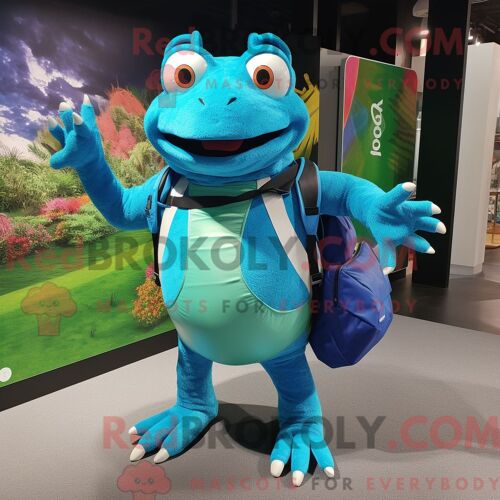 Personnage Mascotte Redbrokoly D Un Pot D Or Bleu Ciel Habillé D Un T-Shirt Et De Ceintures De Cummerbund