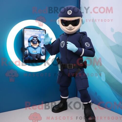 Personnage Mascotte Redbrokoly D Un Para Commando De La Marine Habillé D Un Body Et De Montres Connectées
