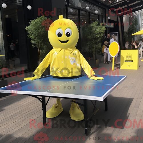 Personnage Mascotte Redbrokoly D Une Flèche D Amour Crème Habillée D Un Pull Et De Chapeaux