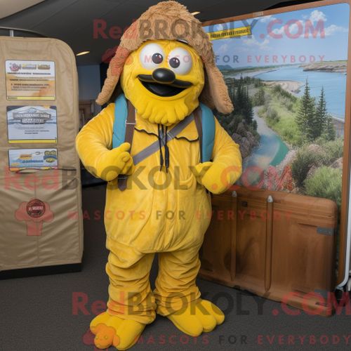 Personnage Mascotte Redbrokoly Jambalaya Jaune Habillé Avec Un Pantalon Cargo Et Des Mitaines