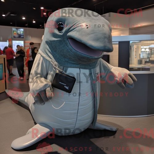 Personnage De Costume De Mascotte Redbrokoly De Baleine À Bosse Grise Habillé D Une Robe Trapèze Et De Coussinets De Pieds