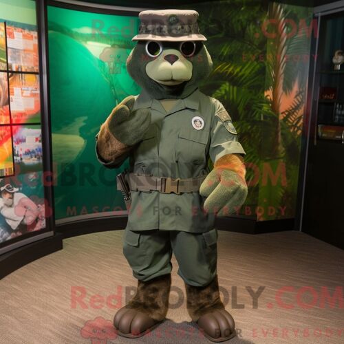 Costume De Mascotte Redbrokoly Forest Green Marine Recon Habillé D Un Bermuda Et D Un Bonnet