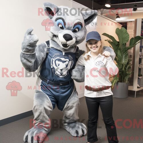 Personnage Mascotte Redbrokoly D Un Thylacosmilus Argenté Habillé D Un Mom Jeans Et De Ceintures