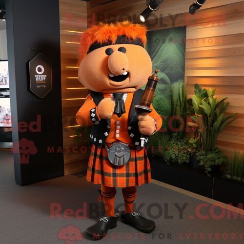 Personnage Mascotte Redbrokoly D Un Corbeau Lavande Habillé D Un Pantalon De Jogging Et D Une Ceinture De Smoking