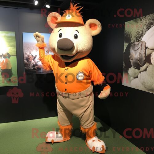 Personnage Mascotte Redbrokoly D Un Sanglier Orange Habillé D Un T-Shirt De Baseball Et De Pinces À Cheveux