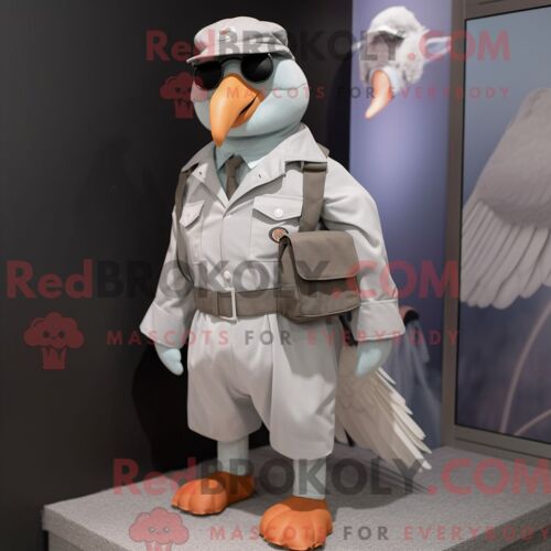 Personnage Mascotte Redbrokoly D Un Béluga Argenté Habillé D Une Robe Longue Et De Pochettes