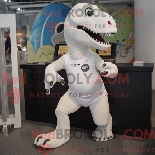 Personnage De Costume De Mascotte Redbrokoly De Sorcière Verte Forêt Habillé Avec Un Jean Bootcut Et Des Sacs À Main