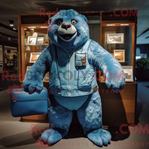 Personnage Mascotte Redbrokoly D Un Appareil Photo Gris Habillé D Un Jeans Boyfriend Et De Chapeaux