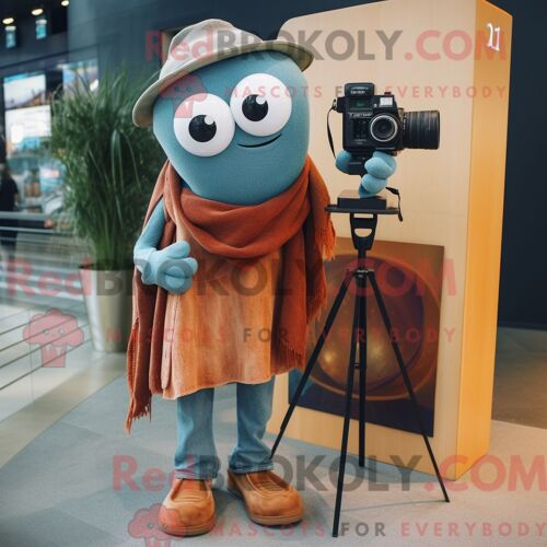 Personnage De Costume De Mascotte Redbrokoly De Caméra Rust Habillé Avec Un Jean Boyfriend Et Des Châles