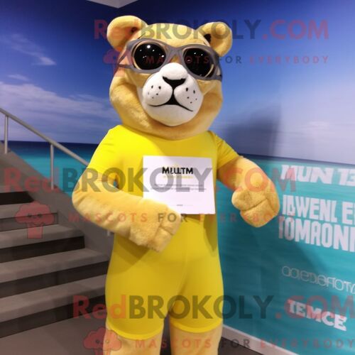 Costume De Mascotte Redbrokoly De Lion De Montagne Jaune Citron Habillé D Un Maillot De Bain Et De Lunettes De Lecture