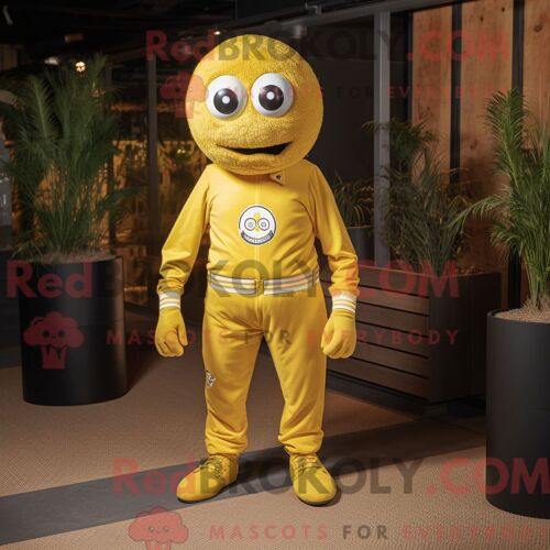 Personnage Mascotte Redbrokoly D Un Ballon De Pétanque Jaune Habillé D Une Combinaison Et D Épinglettes