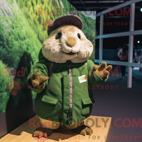 Personnage Mascotte Redbrokoly D Un Cochon D Inde Vert Forêt Habillé D Une Veste Et De Bonnets