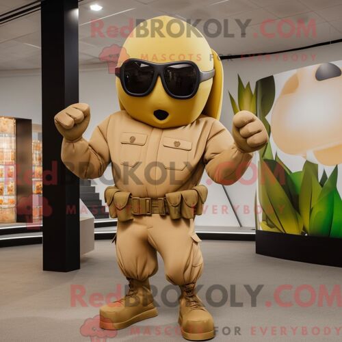 Costume Mascotte Redbrokoly De Grenade Beige Personnage Habillé Avec Un Body Et Des Lunettes De Soleil