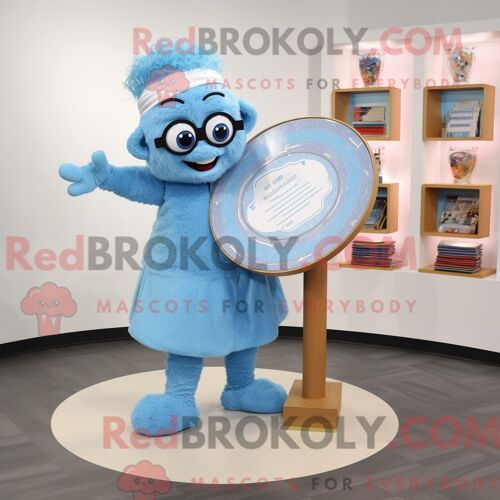 Personnage Mascotte Redbrokoly D Une Vache Holstein Bleu Ciel Habillée D Une Chemise En Chambray Et De Sacs À Dos