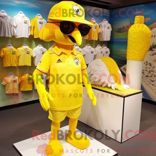 Costume Mascotte Redbrokoly D Aigle Jaune Habillé Avec Un Maillot De Bain Une Pièce Et Des Chapeaux
