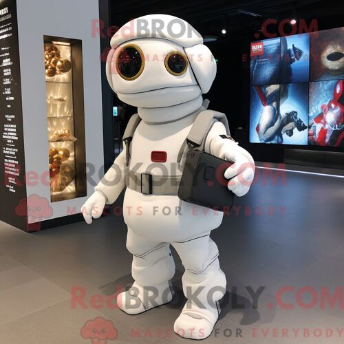 Costume Mascotte Redbrokoly Para Commando Blanc Personnage Habillé Avec Un Col Roulé Et Des Porte-Monnaie