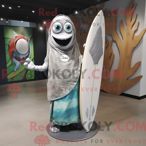 Personnage Mascotte Redbrokoly D Une Planche De Surf Argentée Habillée D Une Robe Longue Et D Épingles À Châle