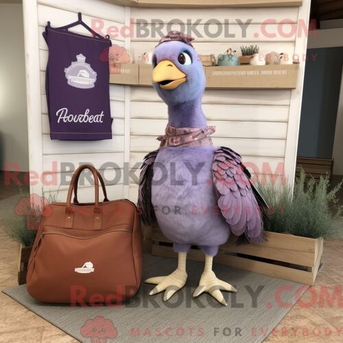 Personnage De Costume De Mascotte Redbrokoly De Faisan Lavande Habillé Avec Un Jean Bootcut Et Des Sacs Fourre-Tout