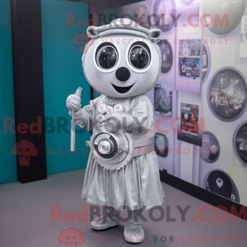 Personnage Mascotte Redbrokoly D Un Appareil Photo Argenté Habillé D Une Robe Droite Et De Montres-Bracelets