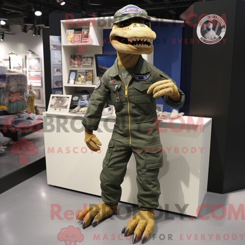 Personnage Mascotte Redbrokoly D Un Singe Capucin Magenta Habillé D Un Short En Jean Et De Mitaines
