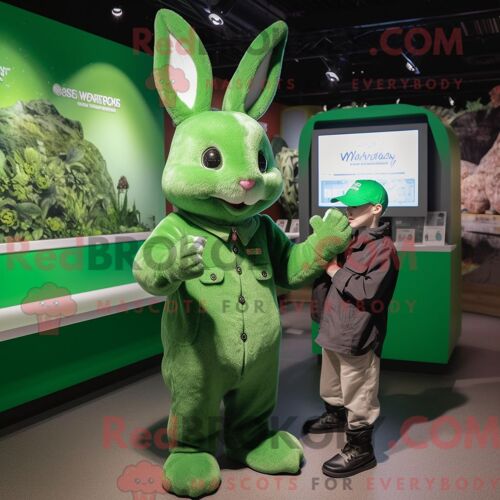 Personnage Mascotte Redbrokoly D Un Lapin Sauvage Vert Habillé D Un T-Shirt Henley Et De Mitaines