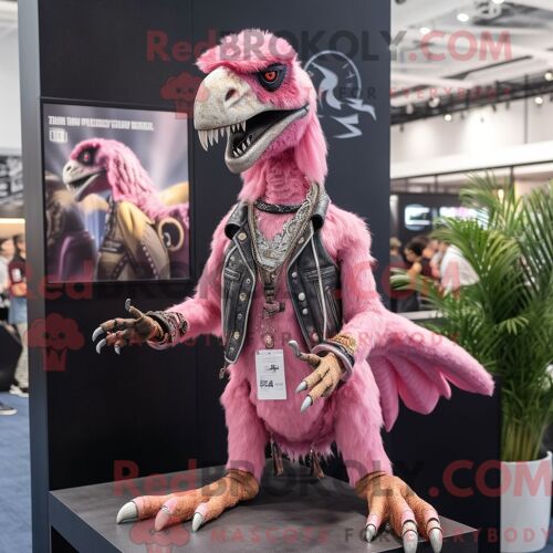 Personnage Mascotte Redbrokoly D Un Vélociraptor Rose Habillé D Un T-Shirt Col V Et De Colliers