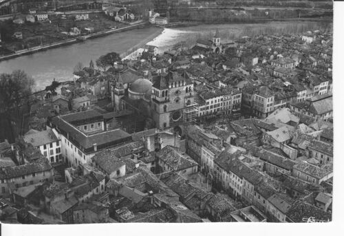 Cahors , Vue Aérienne Sur Le Lot Et La Cathédrale. - 1er Choix - Ref 061 212