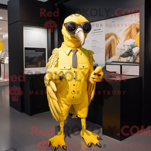 Personnage Mascotte Redbrokoly D Une Pintade Argentée Habillée D Un Cache-Maillot Et De Bretelles