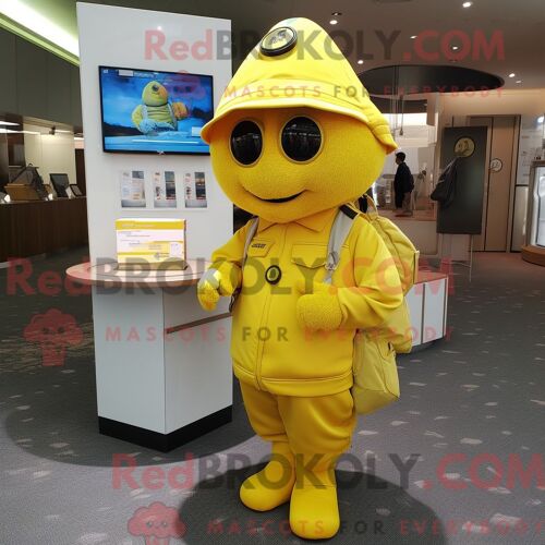 Personnage Mascotte Redbrokoly D Un Peach Pirate Habillé D Une Chemise En Jean Et De Colliers