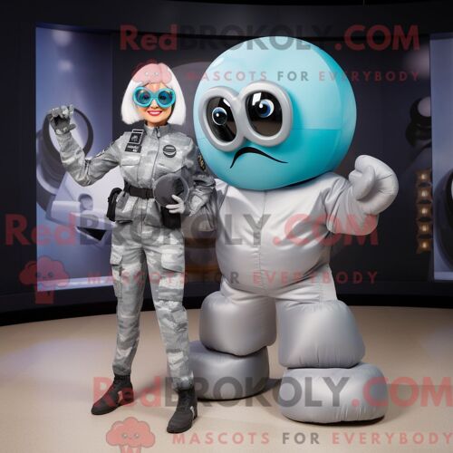 Personnage Mascotte Redbrokoly D Une Carotte Marine Habillée D Une Jupe Cercle Et De Montres Bracelet