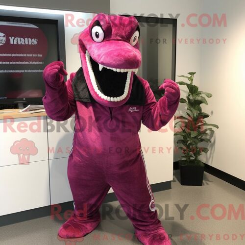 Costume De Mascotte Redbrokoly Magenta Titanoboa Personnage Habillé Avec Un T-Shirt À Col En V Et Des Boutons De Manchette