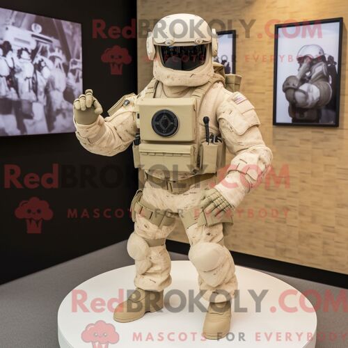 Personnage Mascotte Redbrokoly D Un Para Commando Crème Habillé D Un T-Shirt Graphique Et De Montres Connectées