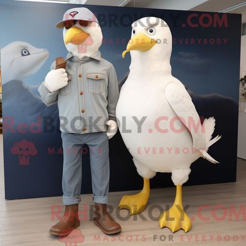 Personnage Mascotte Redbrokoly D Un Babouin Marron Habillé D Un Pantalon De Jogging Et D Une Ceinture De Smoking