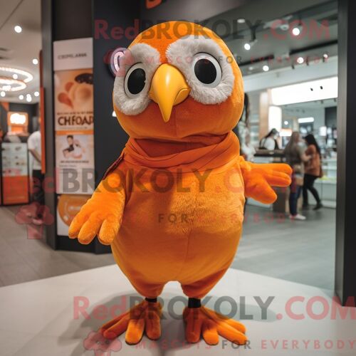 Personnage Mascotte Redbrokoly D Une Huître Verte Forestière Habillée D Un Pantalon Chino Et De Lacets