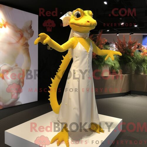 Personnage Mascotte Redbrokoly D Un Soldat Romain Lavande Habillé D Une Mini Robe Et De Portefeuilles