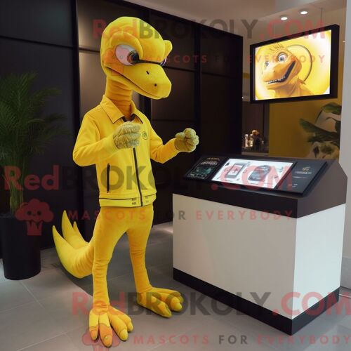 Personnage Mascotte Redbrokoly D Une Montre-Bracelet En Or Habillée D Un Short Cargo Et De Châles