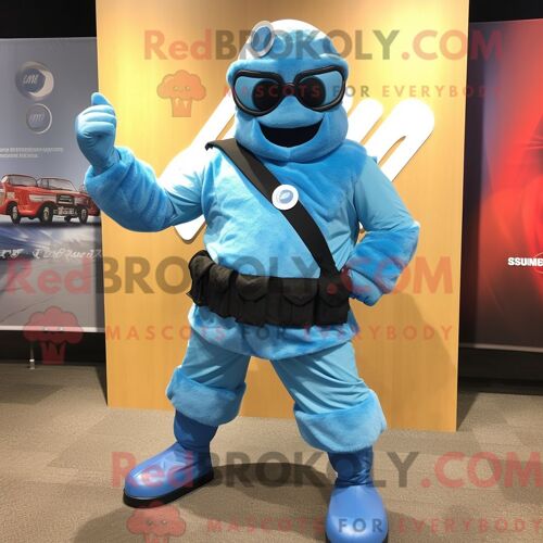 Personnage Mascotte Redbrokoly D Une Pomme De Terre Dorée Habillée D Un Col Roulé Et De Lunettes