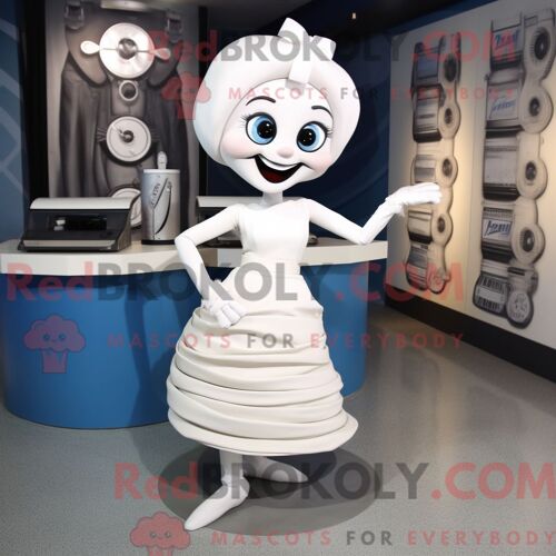 Personnage Mascotte Redbrokoly D Un Cyclope Gris Habillé D Une Robe Midi Et De Bretelles