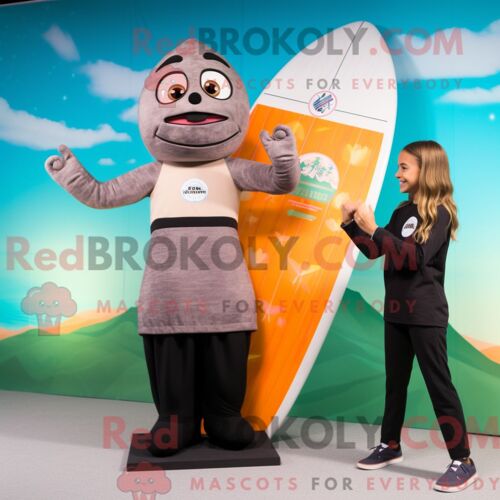 Personnage Mascotte Redbrokoly D Une Pomme Verte Forêt Habillée D Un Pantalon De Yoga Et De Bracelets De Cheville