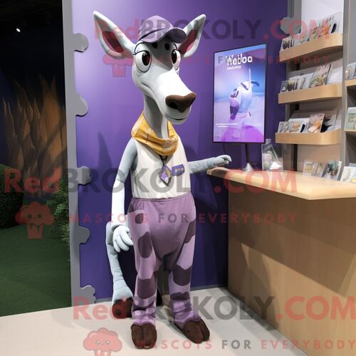 Personnage Mascotte Redbrokoly D Okapi Lavande Habillé D Un Débardeur Et De Pochettes