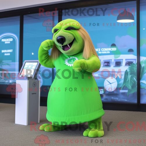 Personnage Mascotte Redbrokoly D Un Guépard Cyan Habillé D Un Camouflage Et De Sacs À Dos