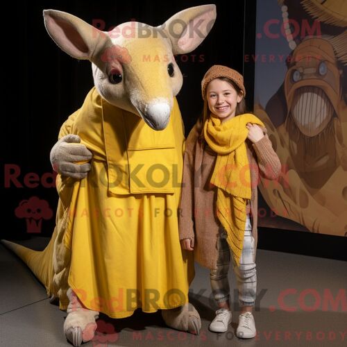 Costume Mascotte Redbrokoly De Tatou Jaune Habillé D Un Jean Maman Et De Châles