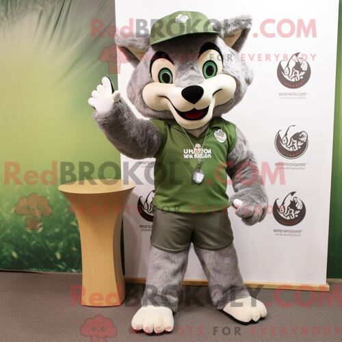 Costume De Mascotte Redbrokoly De Loup Olive Habillé D Un T-Shirt Henley Et De Broches